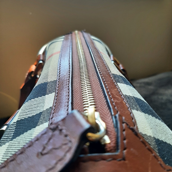 COPY - Vintage Burberry Cube Crossbody Handbag - Picture 7 of 17